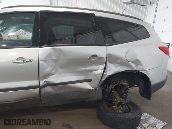 2012 Chevrolet Traverse LS z VIN 1GNKREED9CJ355181, wystawiony jako IAAI lot #42190745 z przebiegiem 94 177 mil mil oraz . Historia ofert i sprzedaży dostępna na DreamBid. Obrazek 6.