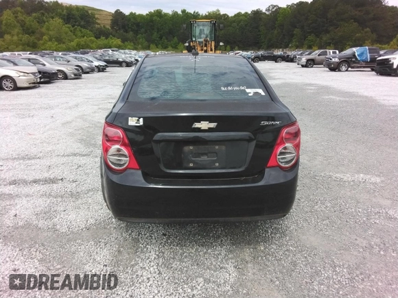 2015 Chevrolet Sonic LS z VIN 1G1JA5SH1F4135192, wystawiony jako Copart lot #56203965 z przebiegiem 194 345 mil mil oraz Czysty tytuł • Clean title. Historia ofert i sprzedaży dostępna na DreamBid. Obrazek 6.