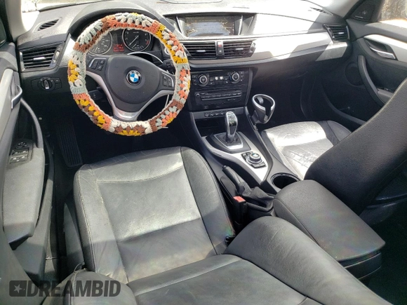 2014 BMW X1 xDrive28i z VIN WBAVL1C5XEVY16263, wystawiony jako Copart lot #52242225 z przebiegiem 154 951 mil mil oraz Szkoda całkowita • Salvage title. Historia ofert i sprzedaży dostępna na DreamBid. Obrazek 8.