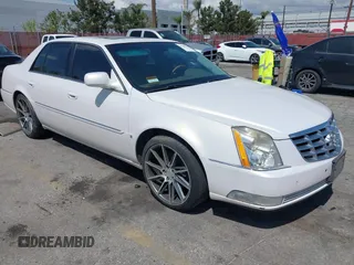 2006 Cadillac DTS 1SC z VIN 1G6KD57Y96U112581, wystawiony jako IAAI lot #41960024 z przebiegiem 105 033 mil mil oraz . Historia ofert i sprzedaży dostępna na DreamBid. Obrazek 1.