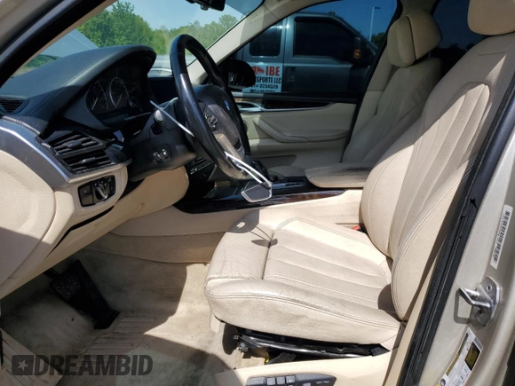 2015 BMW X5 xDrive50i z VIN 5UXKR6C52F0J78895, wystawiony jako Copart lot #57764045 z przebiegiem 128 506 mil mil oraz Czysty tytuł • Clean title. Historia ofert i sprzedaży dostępna na DreamBid. Obrazek 7.