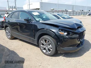 2025 Mazda CX-30 S Carbon Edition z VIN 3MVDMBCM5SM781483, wystawiony jako IAAI lot #42448805 z przebiegiem 10 441 mil mil oraz . Historia ofert i sprzedaży dostępna na DreamBid. Obrazek 1.