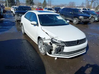 2015 Volkswagen Jetta SEL z VIN 3VWL17AJ2FM275561, wystawiony jako IAAI lot #41631782 z przebiegiem 135 210 mil mil oraz . Historia ofert i sprzedaży dostępna na DreamBid. Obrazek 1.