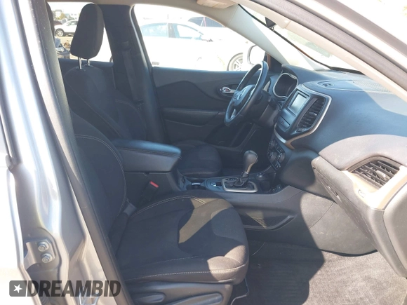 2015 Jeep Cherokee Latitude z VIN 1C4PJMCB0FW749323, wystawiony jako IAAI lot #41852102 z przebiegiem 162 060 mil mil oraz . Historia ofert i sprzedaży dostępna na DreamBid. Obrazek 5.