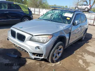 2015 BMW X1 sDrive28i z VIN WBAVM1C55FVW58784, wystawiony jako IAAI lot #42017203 z przebiegiem 107 928 mil mil oraz . Historia ofert i sprzedaży dostępna na DreamBid. Obrazek 2.