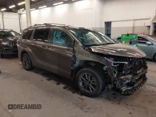 2022 Toyota Sienna LE z VIN 5TDKSKFCXNS051137, wystawiony jako IAAI lot #41609000 z przebiegiem 120 689 mil mil oraz . Historia ofert i sprzedaży dostępna na DreamBid. Obrazek 1.