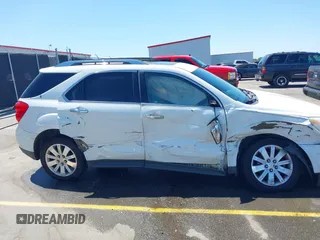2011 Chevrolet Equinox 2LT z VIN 2CNFLPE50B6394569, wystawiony jako IAAI lot #42008653 z przebiegiem 238 617 mil mil oraz . Historia ofert i sprzedaży dostępna na DreamBid. Obrazek 13.