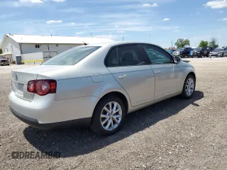 2010 Volkswagen Jetta Limited Edition z VIN 3VWAX7AJ2AM106655, wystawiony jako Copart lot #57489395 z przebiegiem 110 482 mil mil oraz Szkoda całkowita • Salvage title. Historia ofert i sprzedaży dostępna na DreamBid. Obrazek 3.