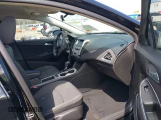 2017 Chevrolet Cruze LS z VIN 1G1BC5SM6H7107353, wystawiony jako IAAI lot #41817282 z przebiegiem 169 385 mil mil oraz . Historia ofert i sprzedaży dostępna na DreamBid. Obrazek 5.