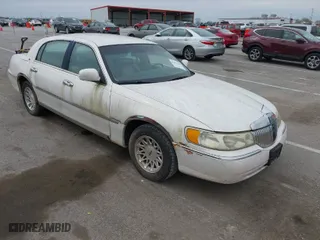 2000 Lincoln Town Car Cartier with VIN 1LNHM83W9YY815747, listed as a IAAI auction lot 42013300 with 171,972 mi miles. Bid and sale history available at carsss.com. Image 1.