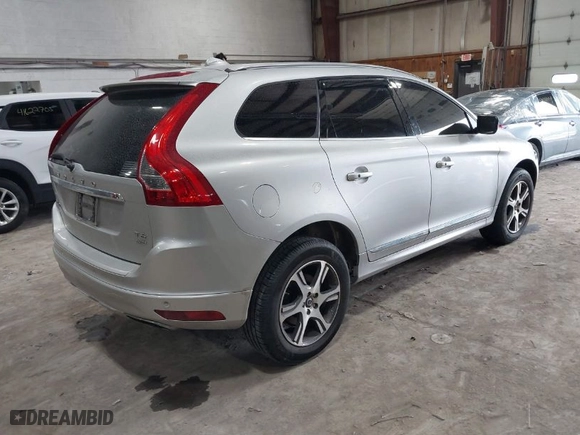 2015 Volvo XC60 T6 Platinum with VIN YV4902RM8F2651797, listed as a IAAI auction lot 41567952 with 230,868 mi miles. Bid and sale history available at carsss.com. Image 4.