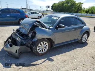 2014 Volkswagen Beetle Entry z VIN 3VWF17AT0EM658329, wystawiony jako Copart lot #55049025 z przebiegiem Nie podano mil oraz Szkoda całkowita • Salvage title. Historia ofert i sprzedaży dostępna na DreamBid. Obrazek 1.