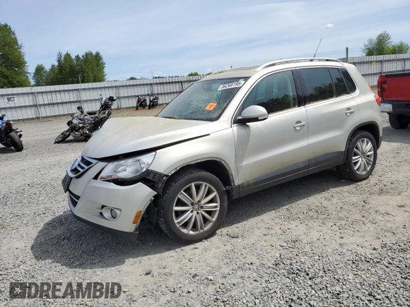 2011 Volkswagen Tiguan SEL z VIN WVGBV7AX6BW559854, wystawiony jako Copart lot #56268195 z przebiegiem 107 428 mil mil oraz Czysty tytuł • Clean title. Historia ofert i sprzedaży dostępna na DreamBid. Obrazek 1.