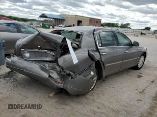 2003 Lincoln Town Car Executive z VIN 1LNHM81W53Y621146, wystawiony jako Copart lot #57822605 z przebiegiem 234 384 mil mil oraz Szkoda całkowita • Salvage title. Historia ofert i sprzedaży dostępna na DreamBid. Obrazek 3.