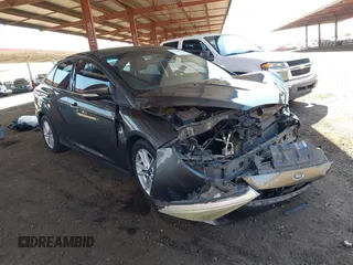 2015 Ford Focus SE z VIN 1FADP3F21FL210742, wystawiony jako IAAI lot #42418476 z przebiegiem 155 829 mil mil oraz . Historia ofert i sprzedaży dostępna na DreamBid. Obrazek 1.