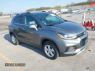 2020 Chevrolet Trax LT z VIN 3GNCJPSB7LL150297, wystawiony jako IAAI lot #42077006 z przebiegiem 77 381 mil mil oraz . Historia ofert i sprzedaży dostępna na DreamBid. Obrazek 1.