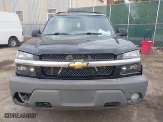 2002 Chevrolet Avalanche with VIN 3GNEK13T82G268036, listed as a IAAI auction lot 41882508 with 349,493 mi miles. Bid and sale history available at carsss.com. Image 12.