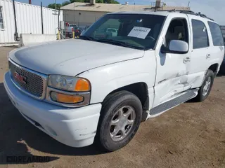 2002 GMC Yukon Denali with VIN 1GKEK63U32J186913, listed as a IAAI auction lot 42030562 with 220,156 mi miles. Bid and sale history available at carsss.com. Image 2.