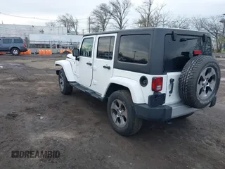 2017 Jeep Wrangler Unlimited Sahara z VIN 1C4BJWEG2HL695672, wystawiony jako IAAI lot #42008396 z przebiegiem 56 028 mil mil oraz . Historia ofert i sprzedaży dostępna na DreamBid. Obrazek 3.