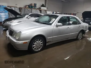 2000 Mercedes-Benz E-Class with VIN WDBJF82J1YX030388, listed as a Copart auction lot 86384974 with 212,596 mi miles and Salvage Title. Bid and sale history available at carsss.com. Image 1.