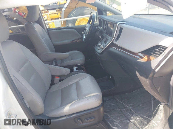 2017 Toyota Sienna XLE Auto Access Seat z VIN 5TDYZ3DC0HS868989, wystawiony jako IAAI lot #42174075 z przebiegiem 189 634 mil mil oraz . Historia ofert i sprzedaży dostępna na DreamBid. Obrazek 5.