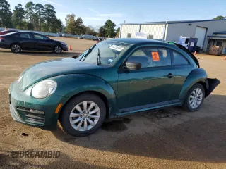 2018 Volkswagen Beetle S z VIN 3VWFD7AT4JM702415, wystawiony jako Copart lot #82255884 z przebiegiem Nie podano mil oraz Szkoda całkowita • Salvage title. Historia ofert i sprzedaży dostępna na DreamBid. Obrazek 1.
