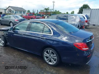 2018 Mercedes-Benz E 300 z VIN WDDZF4KB7JA432582, wystawiony jako IAAI lot #42220866 z przebiegiem 52 437 mil mil oraz . Historia ofert i sprzedaży dostępna na DreamBid. Obrazek 3.