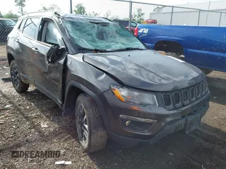 2019 Jeep Compass Trailhawk z VIN 3C4NJDDB5KT722107, wystawiony jako IAAI lot #42209114 z przebiegiem 65 088 mil mil oraz . Historia ofert i sprzedaży dostępna na DreamBid. Obrazek 1.