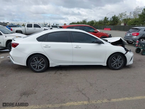 2022 Kia Forte GT-Line with VIN 3KPF54AD4NE472687, listed as a IAAI auction lot 41778567 with 37,042 mi miles. Bid and sale history available at carsss.com. Image 13.