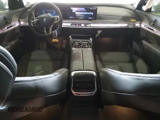 2024 BMW i7 eDrive50 z VIN WBY43EJ08RCS36524, wystawiony jako Copart lot #68248234 z przebiegiem 46 mil mil oraz Szkoda całkowita • Salvage title. Historia ofert i sprzedaży dostępna na DreamBid. Obrazek 8.