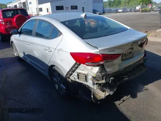 2017 Hyundai Elantra SE z VIN 5NPD84LFXHH209973, wystawiony jako IAAI lot #42124541 z przebiegiem 103 676 mil mil oraz . Historia ofert i sprzedaży dostępna na DreamBid. Obrazek 3.