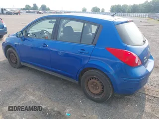 2007 Nissan Versa S z VIN 3N1BC13E87L367967, wystawiony jako IAAI lot #42412791 z przebiegiem 239 800 mil mil oraz . Historia ofert i sprzedaży dostępna na DreamBid. Obrazek 3.