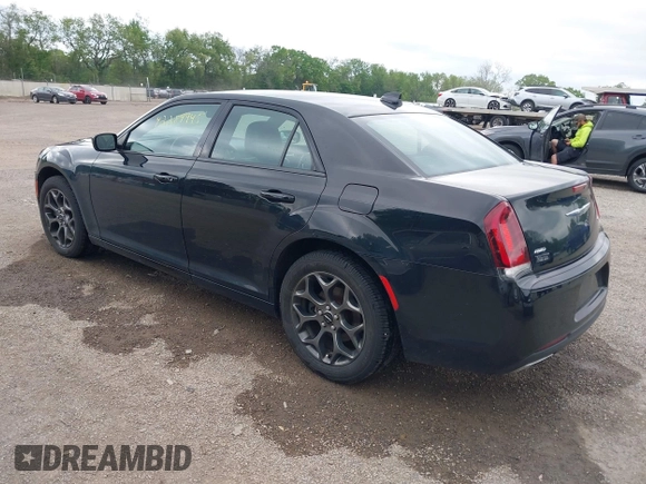 2015 Chrysler 300 S z VIN 2C3CCAGG1FH923044, wystawiony jako IAAI lot #42284945 z przebiegiem 132 681 mil mil oraz . Historia ofert i sprzedaży dostępna na DreamBid. Obrazek 3.