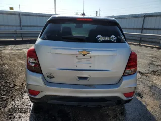 2021 Chevrolet Trax LS z VIN KL7CJKSB9MB306982, wystawiony jako Copart lot #52457215 z przebiegiem 95 949 mil mil oraz Czysty tytuł • Clean title. Historia ofert i sprzedaży dostępna na DreamBid. Obrazek 6.