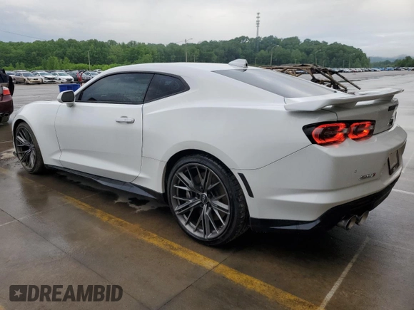 2023 Chevrolet Camaro ZL1 z VIN 1G1FK1R64P0104947, wystawiony jako Copart lot #56560435 z przebiegiem 17 503 mil mil oraz Szkody całkowita. Historia ofert i sprzedaży dostępna na DreamBid. Obrazek 2.