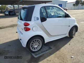 2013 Smart fortwo Passion z VIN WMEEJ9AA6DK725631, wystawiony jako Copart lot #85617364 z przebiegiem Nie podano mil oraz Tytuł czysty. Historia ofert i sprzedaży dostępna na DreamBid. Obrazek 3.