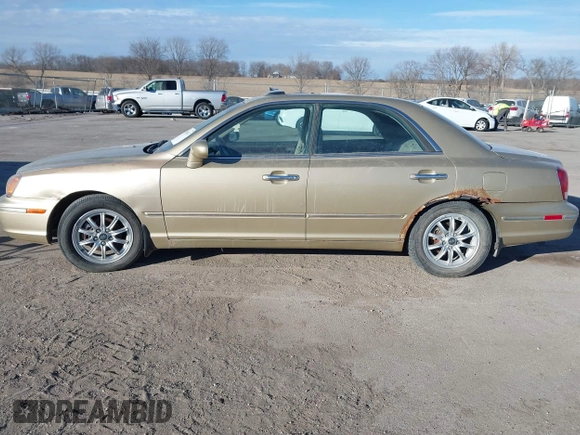 2002 Hyundai XG350 L with VIN KMHFU45E72A204717, listed as a IAAI auction lot 41386637 with 182,310 mi miles. Bid and sale history available at carsss.com. Image 14.