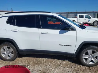 2022 Jeep Compass Latitude z VIN 3C4NJDBB2NT236443, wystawiony jako IAAI lot #42030411 z przebiegiem 57 223 mil mil oraz . Historia ofert i sprzedaży dostępna na DreamBid. Obrazek 13.