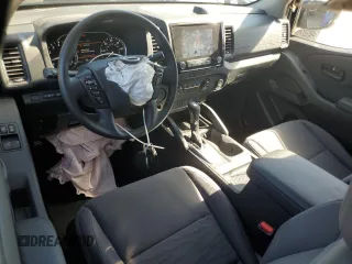 2024 Nissan Frontier S z VIN 1N6ED1CL1RN643198, wystawiony jako Copart lot #55615745 z przebiegiem 2 698 mil mil oraz Czysty tytuł • Clean title. Historia ofert i sprzedaży dostępna na DreamBid. Obrazek 8.