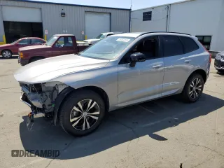 2024 Volvo XC60 Core Dark Theme z VIN YV4L12RK3R1835993, wystawiony jako Copart lot #55053005 z przebiegiem 17 025 mil mil oraz Szkody całkowita. Historia ofert i sprzedaży dostępna na DreamBid. Obrazek 1.
