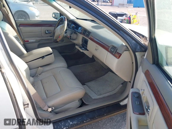 1999 Cadillac DeVille z VIN 1G6KD54Y7XU720668, wystawiony jako IAAI lot #42147461 z przebiegiem 92 054 mil mil oraz . Historia ofert i sprzedaży dostępna na DreamBid. Obrazek 5.
