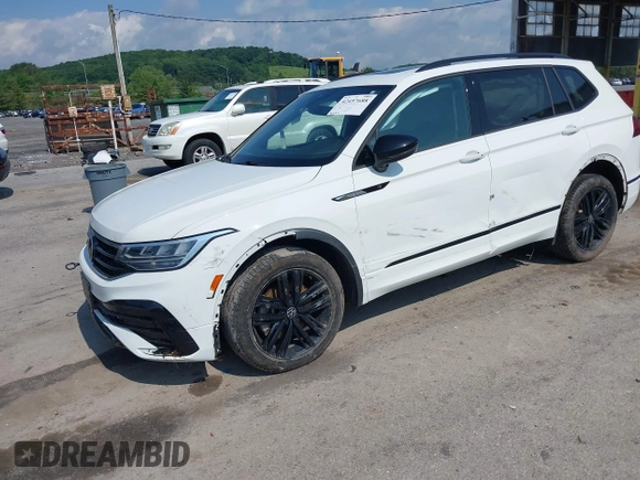 2022 Volkswagen Tiguan SE R-Line Black with VIN 3VV8B7AX0NM007523, listed as a IAAI auction lot 42457688 with 39,084 mi miles and . Bid and sale history available at DreamBid. Image 17.