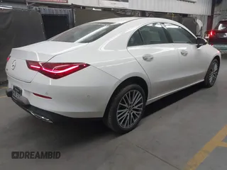2025 Mercedes-Benz CLA 250 z VIN W1K5J4GB4SN481027, wystawiony jako IAAI lot #40772342 z przebiegiem 533 mil mil oraz . Historia ofert i sprzedaży dostępna na DreamBid. Obrazek 4.