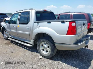 2003 Ford Explorer Sport Trac XLS z VIN 1FMZU67E13UA18239, wystawiony jako IAAI lot #39808663 z przebiegiem 176 641 mil mil oraz . Historia ofert i sprzedaży dostępna na DreamBid. Obrazek 3.