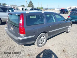 2004 Volvo V70 with VIN YV1SW59V042365432, listed as a IAAI auction lot 42042426 with 211,469 mi miles. Bid and sale history available at carsss.com. Image 4.