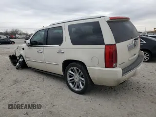 2014 Cadillac Escalade Platinum z VIN 1GYS4DEF6ER178624, wystawiony jako Copart lot #84922784 z przebiegiem 182 858 mil mil oraz Szkody całkowita. Historia ofert i sprzedaży dostępna na DreamBid. Obrazek 2.