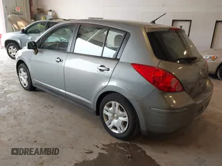 2010 Nissan Versa S z VIN 3N1BC1CP2AL390914, wystawiony jako IAAI lot #42475906 z przebiegiem 124 700 mil mil oraz . Historia ofert i sprzedaży dostępna na DreamBid. Obrazek 3.