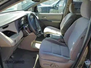 2020 Toyota Sienna LE z VIN 5TDJZ3DC3LS240743, wystawiony jako Copart lot #52117865 z przebiegiem 93 047 mil mil oraz Szkoda całkowita • Salvage title. Historia ofert i sprzedaży dostępna na DreamBid. Obrazek 7.
