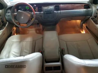 2007 Lincoln Town Car Signature Limited z VIN 1LNHM82WX7Y628758, wystawiony jako Copart lot #55057565 z przebiegiem 101 057 mil mil oraz Szkoda całkowita • Salvage title. Historia ofert i sprzedaży dostępna na DreamBid. Obrazek 8.