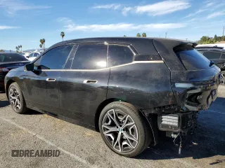 2022 BMW iX xDrive50 z VIN WB523CF06NCK54791, wystawiony jako Copart lot #68536822 z przebiegiem 1803 mil mil oraz . Historia ofert i sprzedaży dostępna na DreamBid. Obrazek 2.